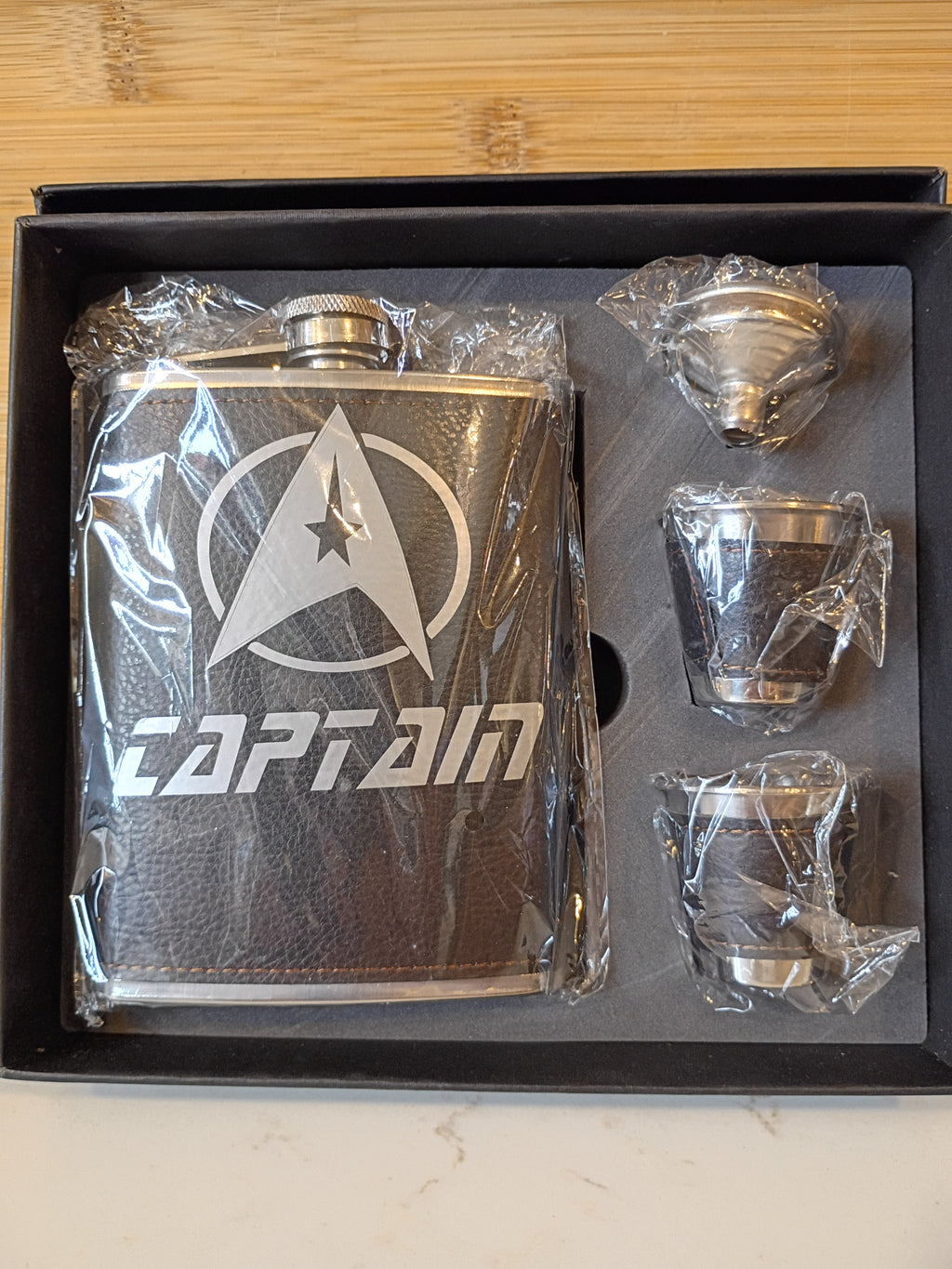 Star Trek Captain Starfleet Insignia Hip Flask Gift Set - New