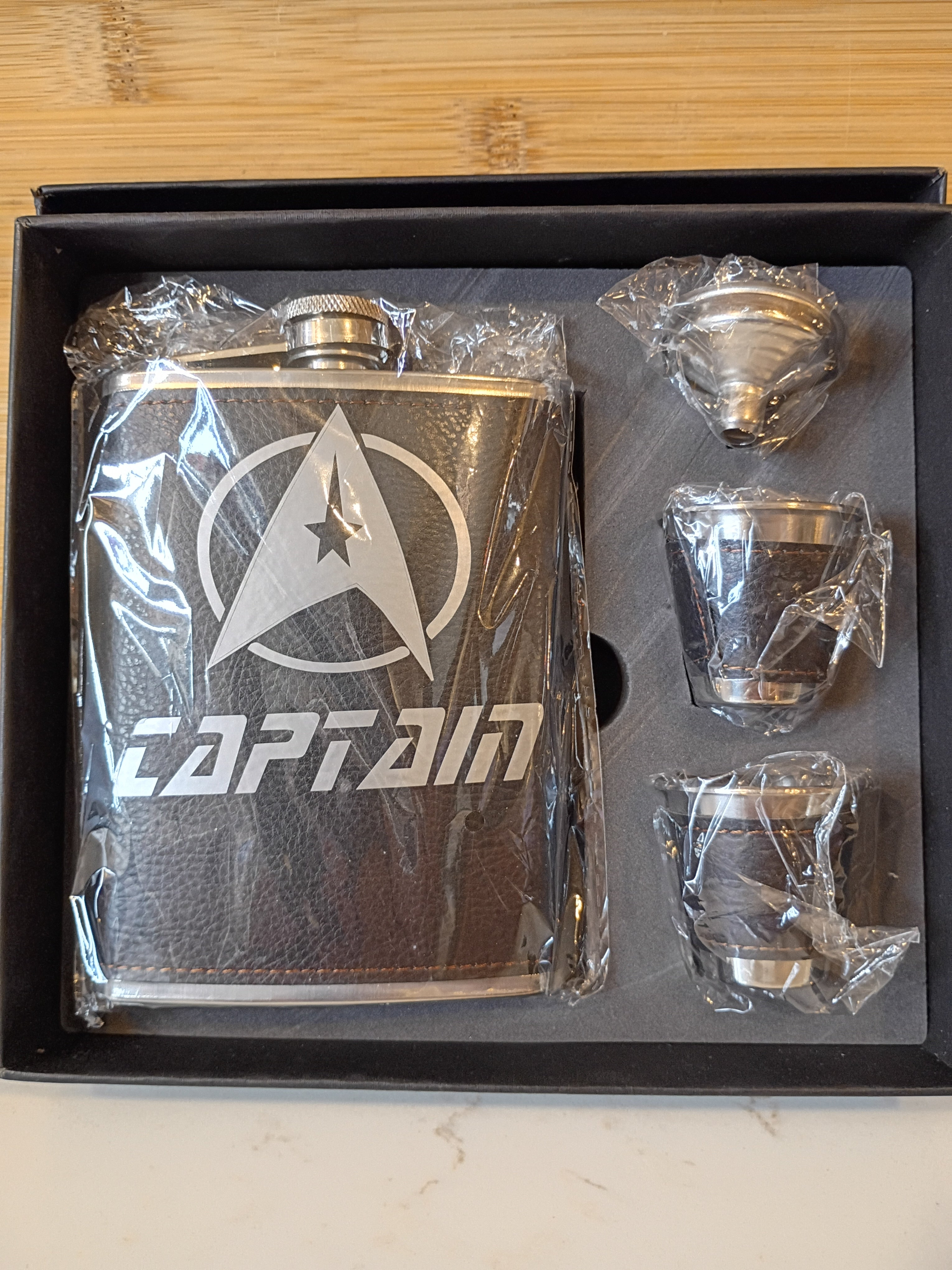 Star Trek Captain Starfleet Insignia Hip Flask Gift Set - New